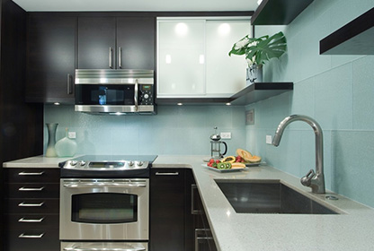 一家一廚房臺(tái)面至關(guān)重要，那么如何鑒別石英石的質(zhì)量呢？